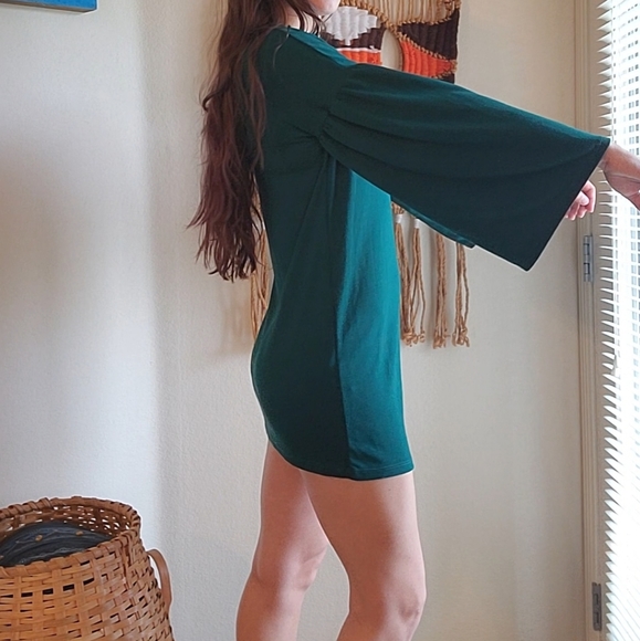 《NWOT Zara dress- emerald green w/ flowy sleeves》 - Picture 5 of 16